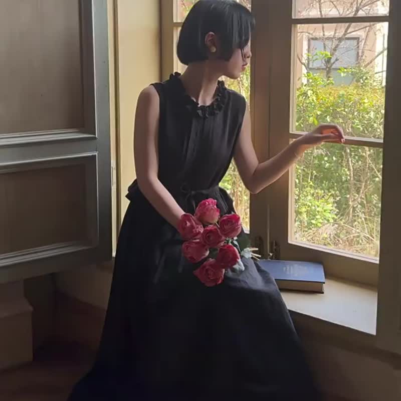 黑色 無袖木耳邊圓領洋裝 暗紋絲棉小黑裙女 夏日通勤長裙 - 洋装/连衣裙 - 棉．麻 黑色