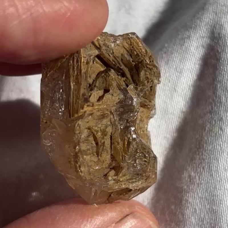 黄泥骸骨 老灵魂 多泥 骨干 闪灵钻 水晶 天然矿物晶 矿石标本 - 摆饰 - 水晶 金色