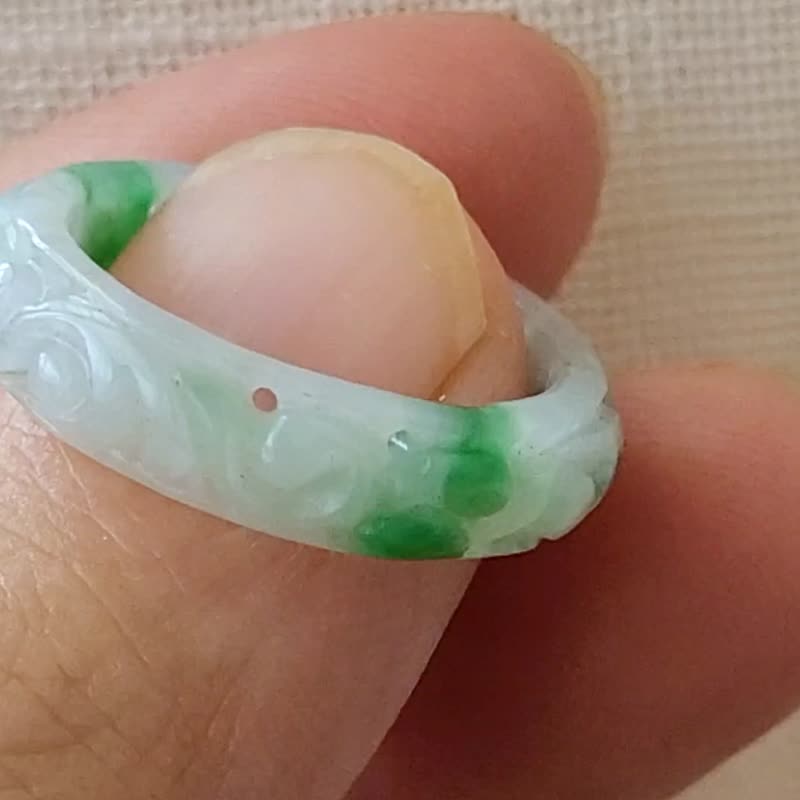 【亲翠】天然翡翠 冰透飘果阳绿双色花仿古纹雕手指镯10号戒圈 - 戒指 - 玉石 多色
