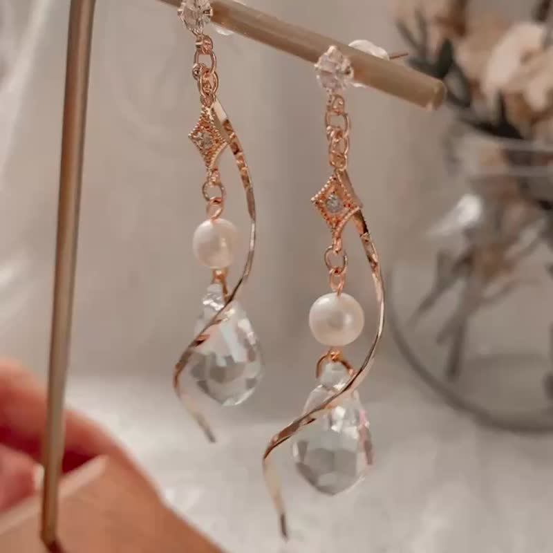 【气质系列】优雅十字锆石淡水珍珠 防敏感耳环 - 耳环/耳夹 - 其他金属 金色