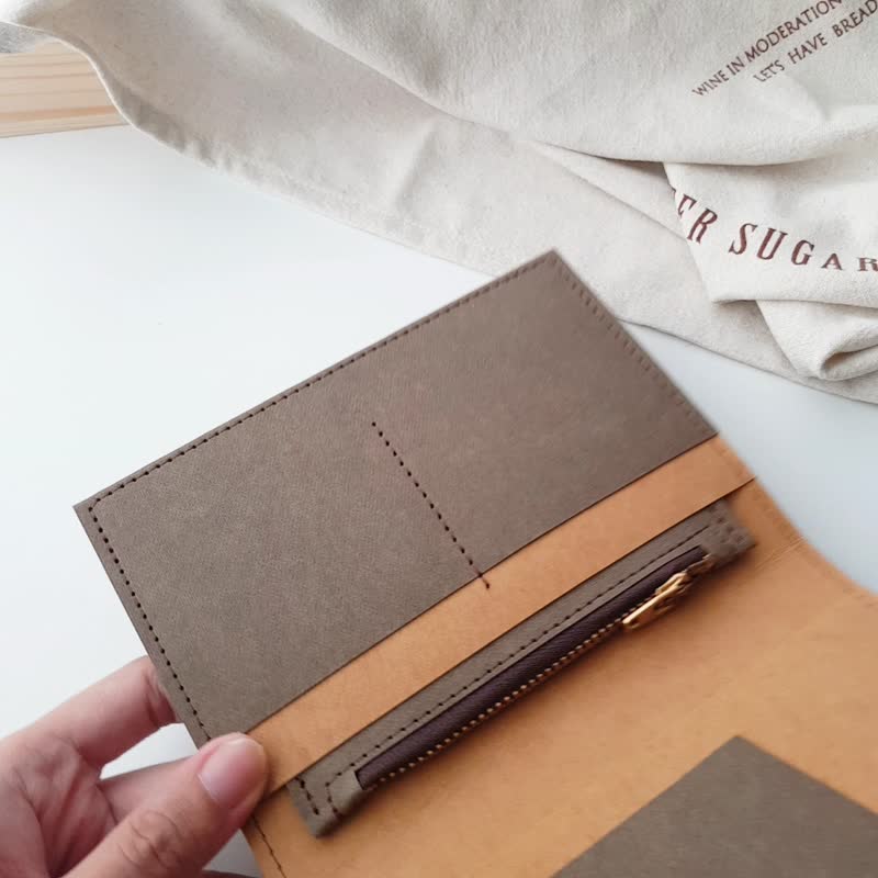 咖x橙 水洗牛皮纸 护照套 附零钱夹 - 护照夹/护照套 - 纸 咖啡色