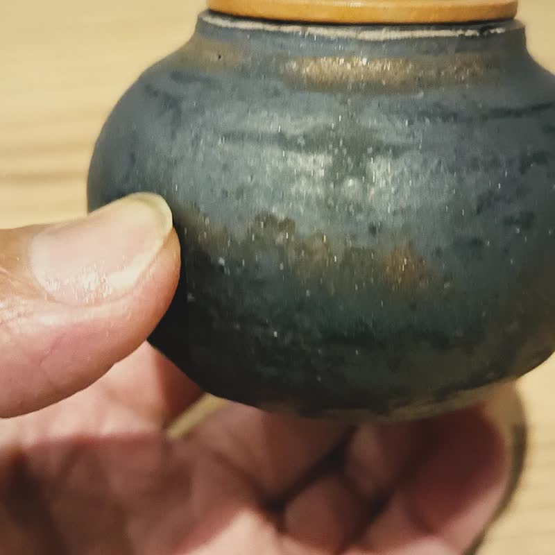 少量手作以铸铁般的釉色烧制 具有古朴禅意 适合茶道茶席上的道具 - 茶具/茶杯 - 陶 