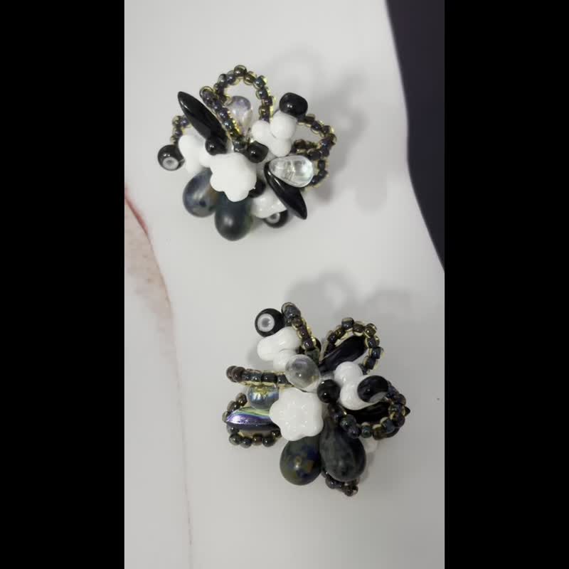 串珠花叢耳釘 原創手作耳飾 串珠花朵耳環 - 耳环/耳夹 - 玻璃 多色