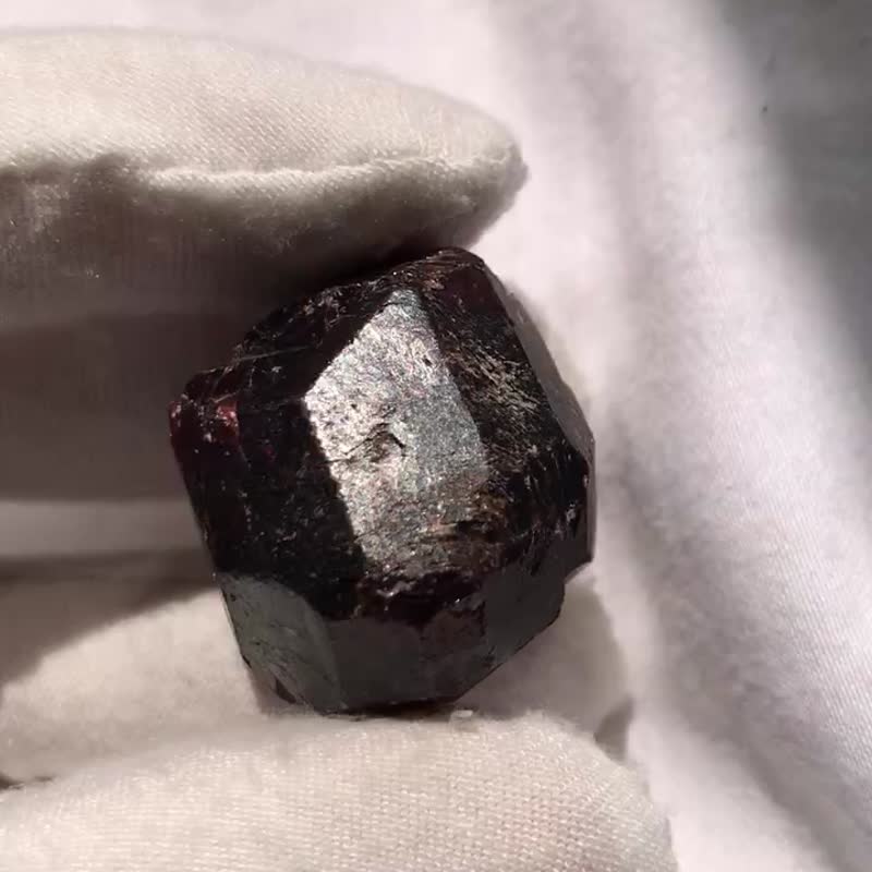 天然大颗粒 酒红色 石榴石 原石 原矿 矿标 摆件 - 摆饰 - 水晶 红色
