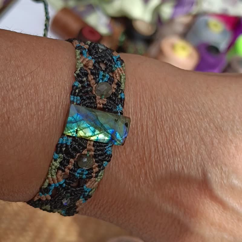 流苏编织手链附有拉长石和月光石珠。 - 手链/手环 - 宝石 蓝色