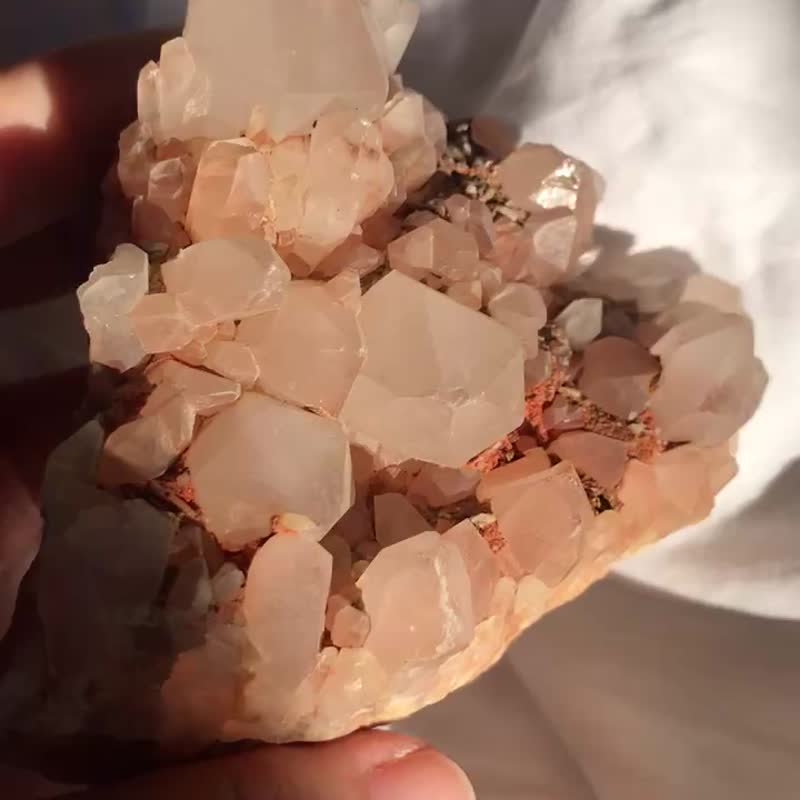 粉色 白水晶 半透体彩虹 印记 菠萝晶 白水晶簇 水晶摆件 - 摆饰 - 水晶 粉红色