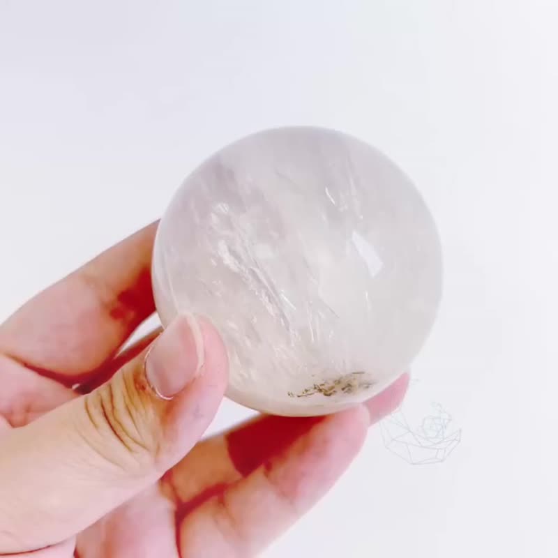 萤石球 5.6cm 羽毛体 共生 粉妆玉砌感 多处彩虹光 透明萤石 - 摆饰 - 水晶 透明