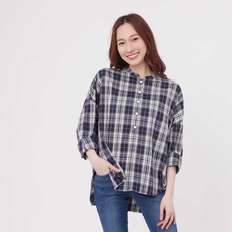 Tracy半開襟寬版八分袖襯衫/深藍格紋 - 女装衬衫 - 棉．麻 蓝色