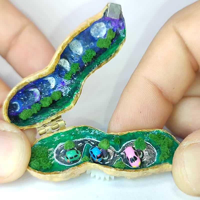 机械微缩花生：三辆可移动小车与满月月相。 - 其他 - 贝壳 多色