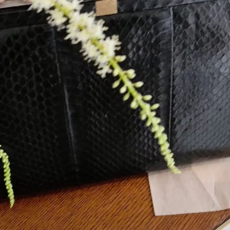 蛇皮金扣手拿包 - 手拿包 - 真皮 黑色