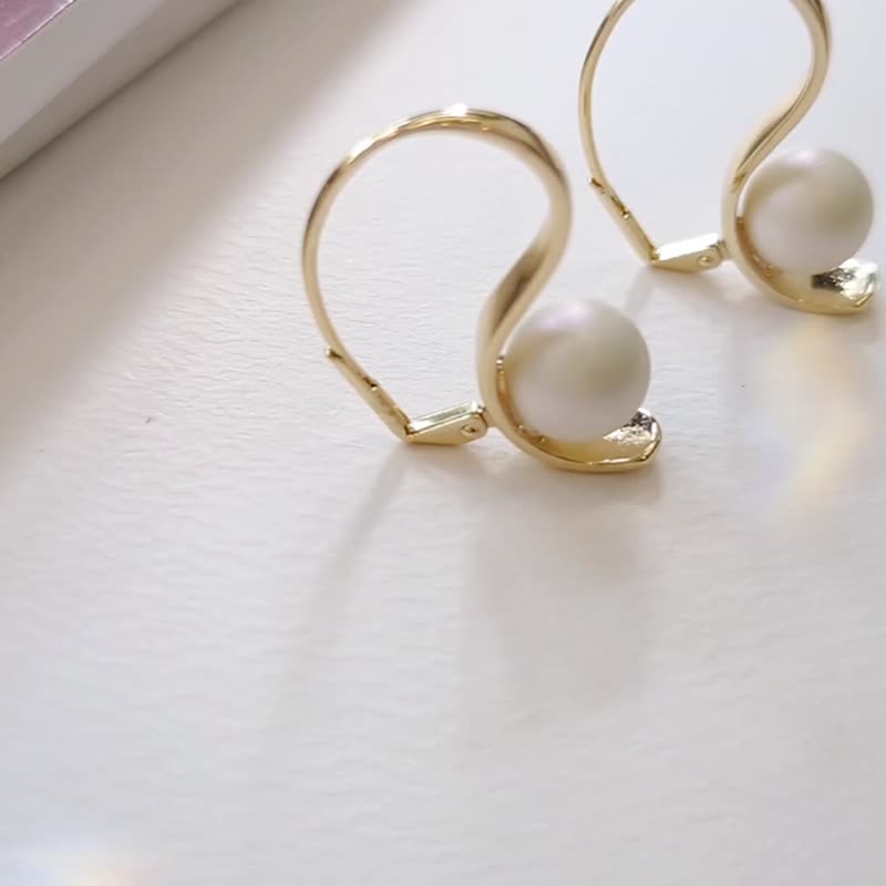 1KM第一印象•光泽珍珠曲线耳钩耳环 - 耳环/耳夹 - 其他金属 