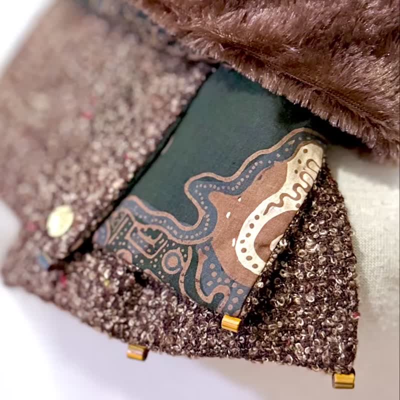 纯手作超柔软保暖纯棉黑底图腾印花棕色玫瑰绒拼接围巾 - 围巾/披肩 - 棉．麻 咖啡色