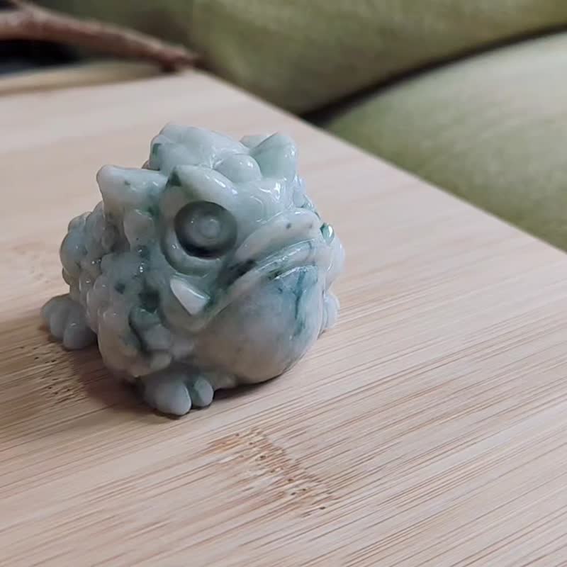 【亲翠】天然翡翠 冰绿飘花掌心小怪物三脚金蟾　招财小翡物 - 摆饰 - 玉石 多色