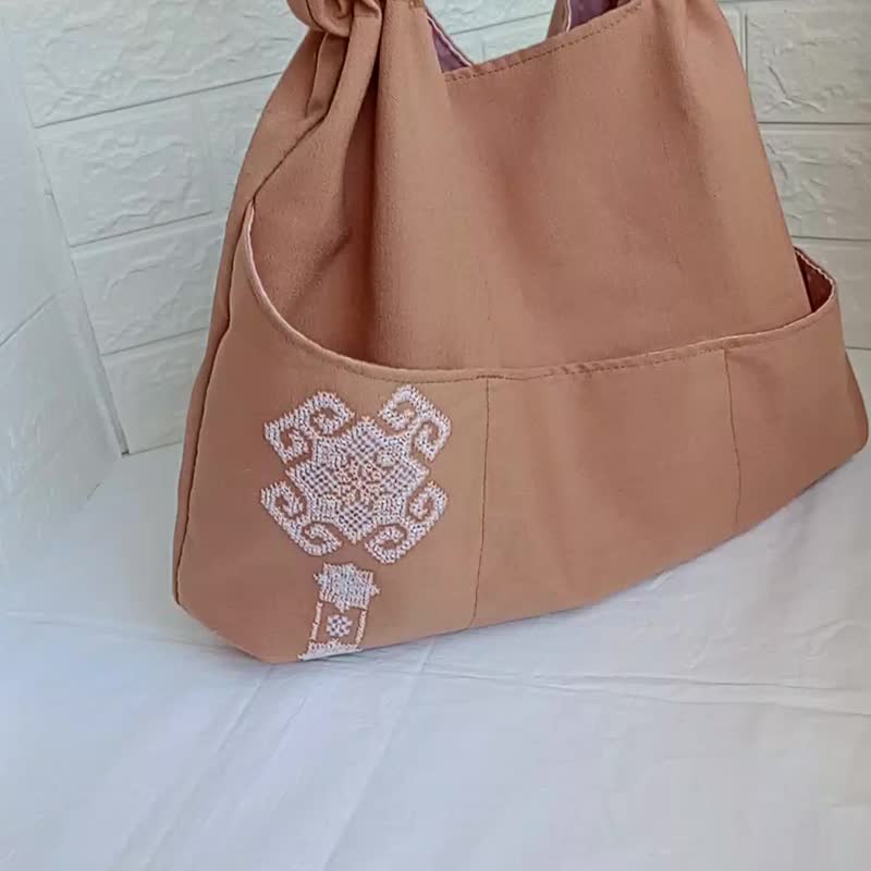 手工刺绣托特包 亚麻质感布料 大容量肩背包 多口袋设计 - 手提包/手提袋 - 棉．麻 咖啡色