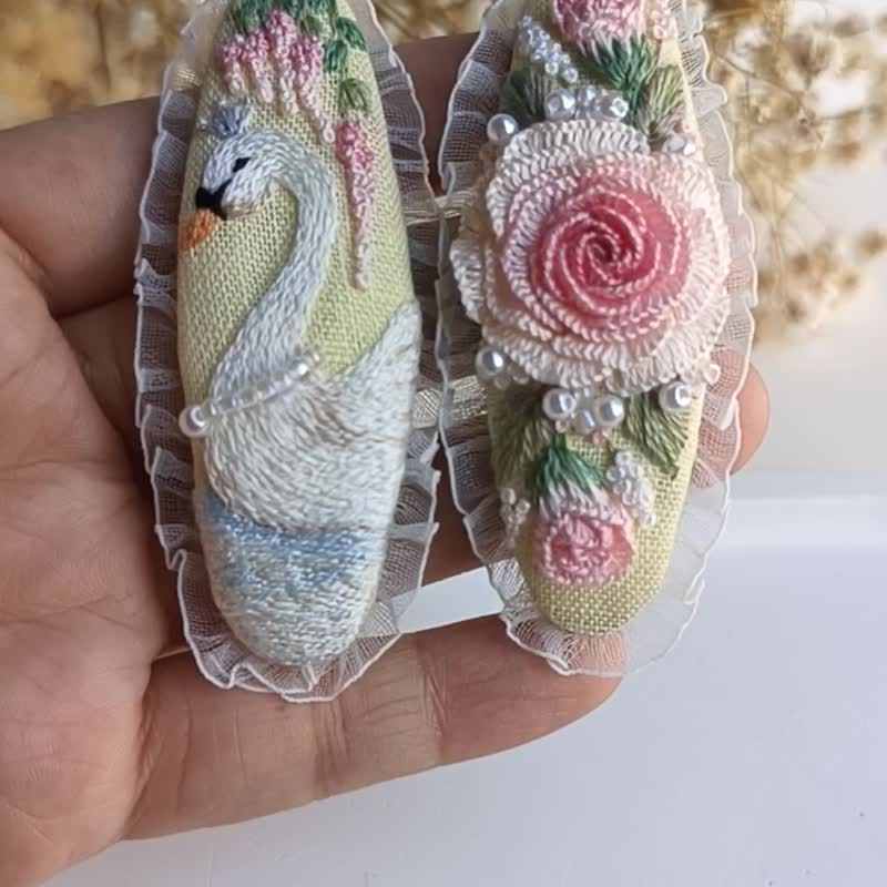 发夹，天鹅发夹，玫瑰发夹，手工刺绣发夹，hair clip, hair pin - 发饰 - 棉．麻 黄色