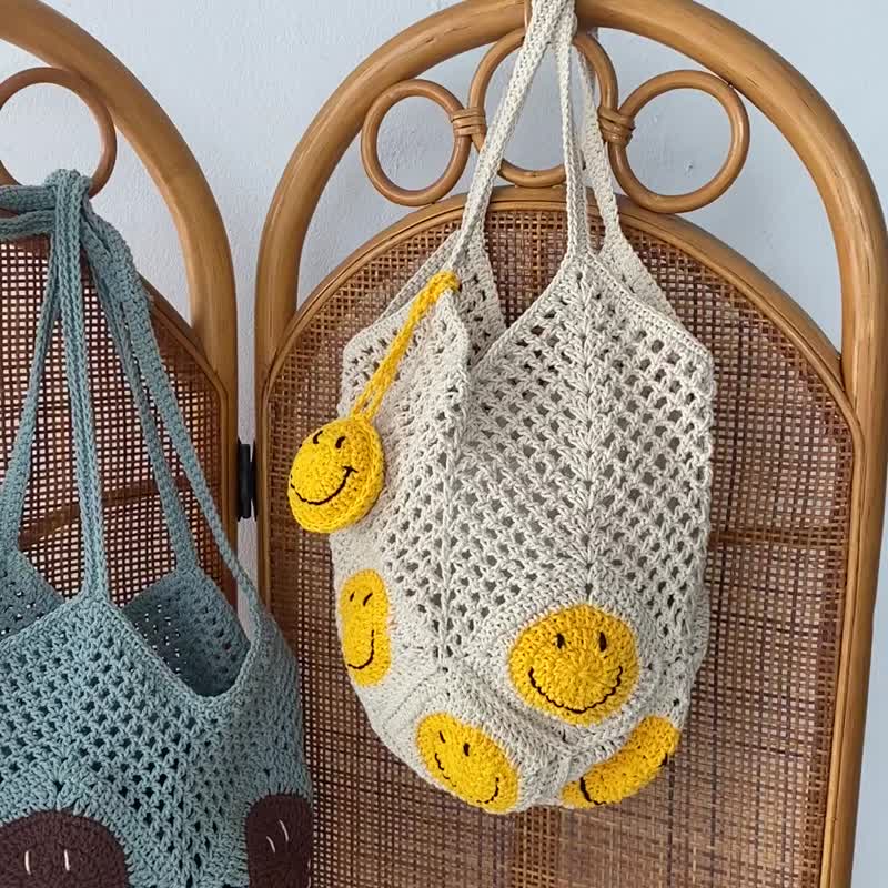 独一无二的可爱编织提篮，适合日常或度假，亮丽黄色，送礼自用皆宜 (尺寸 15x15 英寸)。 - 侧背包/斜挎包 - 其他材质 