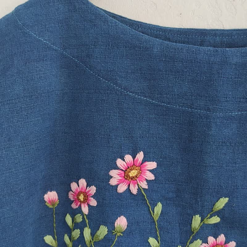 Chujai Pink -  刺绣靛蓝衬衫 迷你粉红色花朵 - 女装上衣 - 棉．麻 蓝色