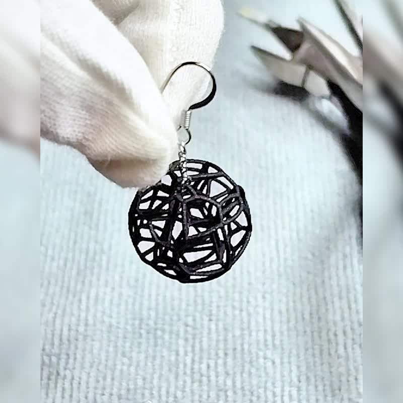 一丝知性个性，轻轻地停留在你的耳边。 [VORONOI BALL] 轻盈耳夹，散发知性美，点缀您的双耳 [黑色] [免费更换耳针] - 耳环/耳夹 - 塑料 黑色