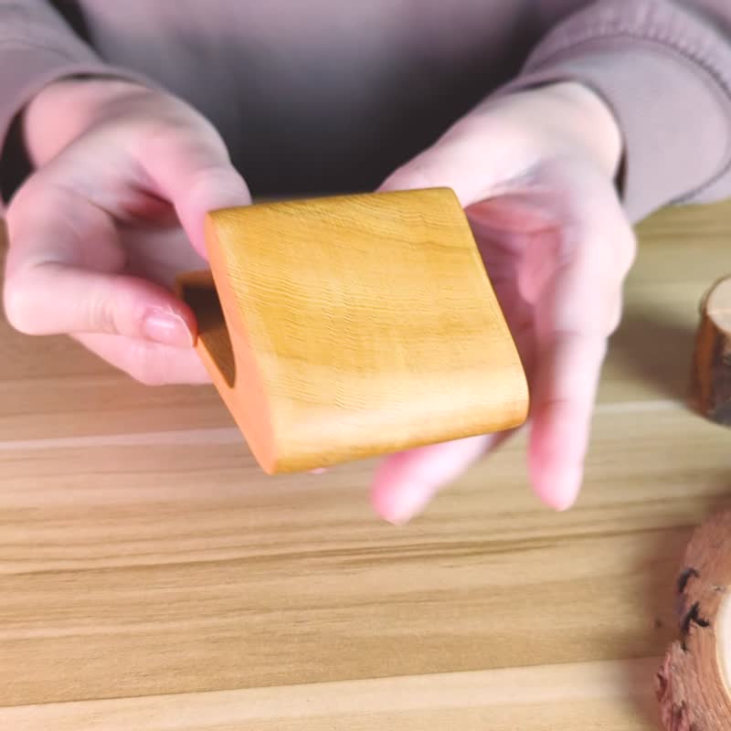 台湾桧木手机架 名片架 实木木座 雷射雕刻立体字刻字 开店小物 - 名片架/名片座 - 木头 金色