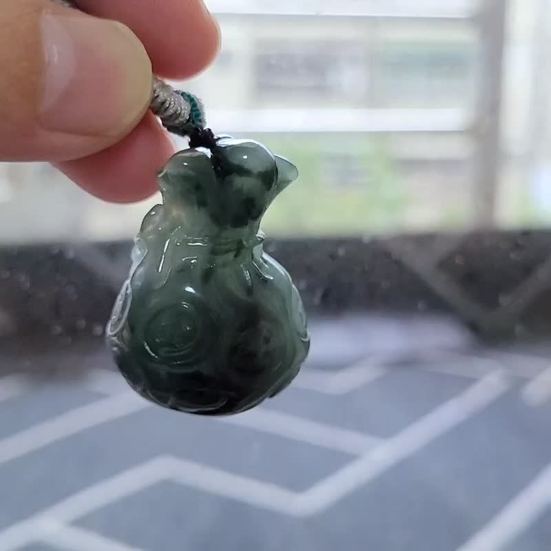 【亲翠】天然翡翠 冰飘花 ||金钱福字雕钱袋|| 摆饰项链 附小木座 - 摆饰 - 玉石 多色