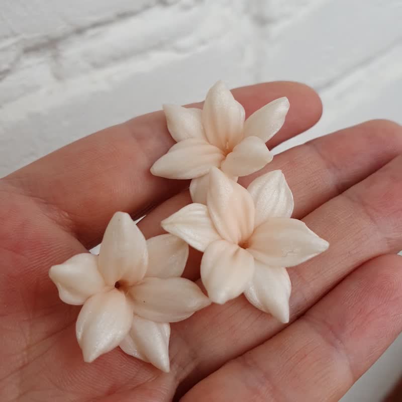 Pearl /Beige Lily flowers Beads Polymer Clay 2-2.5cm,  Lily flowers Supplies - 零件/散装材料/工具 - 塑料 多色