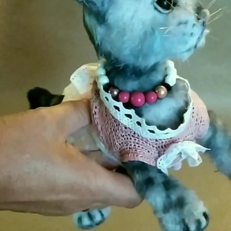 迷你针织收藏毛绒小猫雕像在复古礼服 - 玩偶/公仔 - 羊毛 