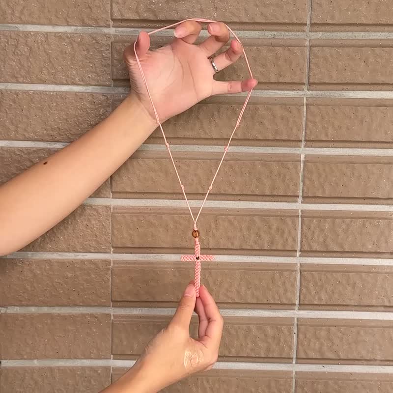 项链 手工编织十字架搭配橄榄木珠 颈围长度可调整 粉色 8105 - 项链 - 其他材质 粉红色