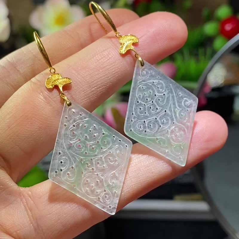 冰种翡翠 天然翡翠 A玉 耳坠 耳钉 • 18k金复古风雕花牌翡翠耳环 - 耳环/耳夹 - 玉石 