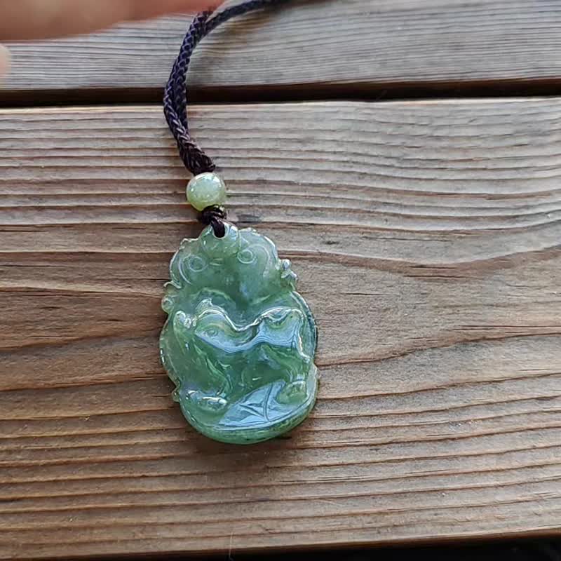 亲翠 天然翡翠 冰芙蓉绿特色雕猪猪牌 生肖猪 - 项链 - 玉石 绿色