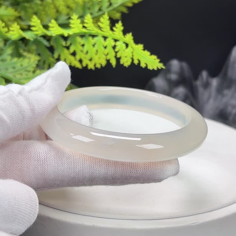 浅香槟白 玛瑙手镯 57MM 冰润起光 冰片龙鳞纹 玉髓手环 优雅亲和 - 手链/手环 - 半宝石 