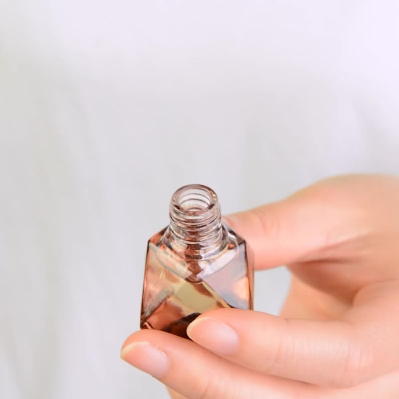 台湾桧木精油车用扩香瓶-车内后照镜悬挂|汽车空调用香氛质感深色 - 香薰/精油/线香 - 其他材质 金色