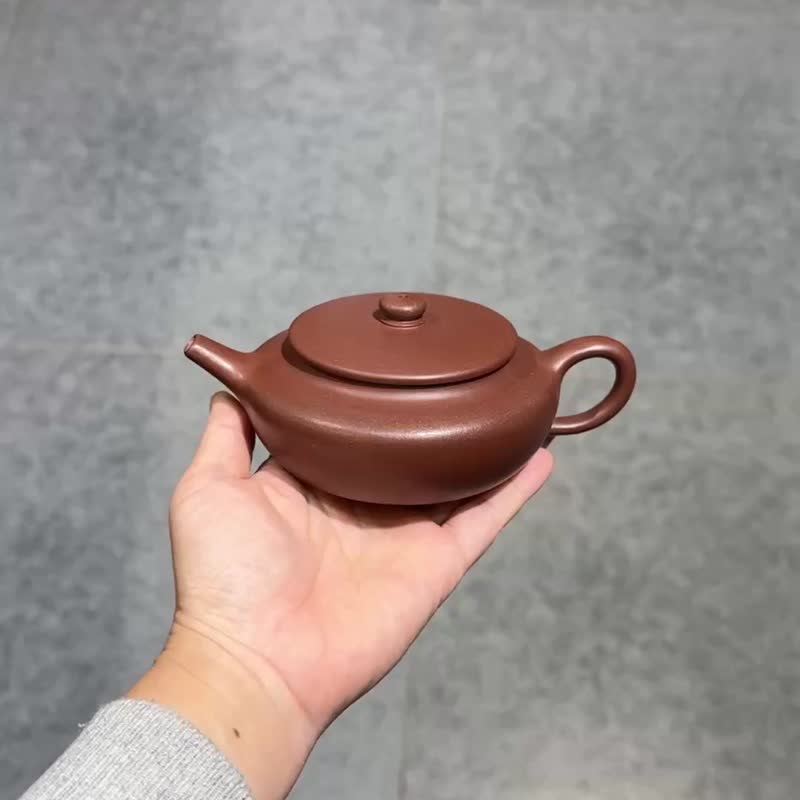 扁晨 手工  容量200cc 底槽清式度端庄风格雅致隐隐然有古风韵 - 茶具/茶杯 - 陶 咖啡色