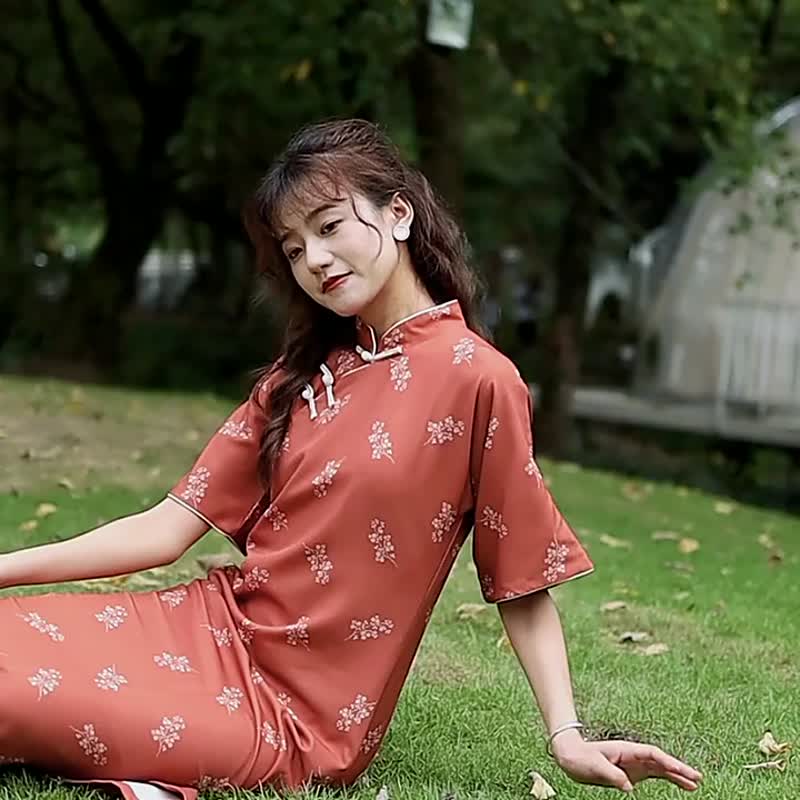 磚紅色 中長款寬袖古法盤扣斜襟旗袍 中式中秋春節改良連身裙洋裝 - 旗袍 - 聚酯纤维 红色