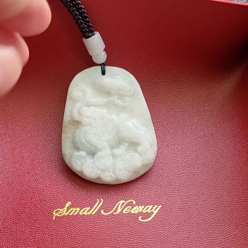 亲翠 天然翡翠 白冰飘黄翡雾面抛光吸财脚踏金钱麒麟调整式绳链 - 项链 - 玉石 多色