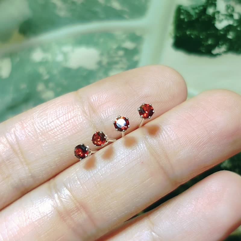 SV925 迷你石榴石单钻耳环(耳夹) 3mm 皇冠六爪镶 养耳棒 - 耳环/耳夹 - 水晶 红色