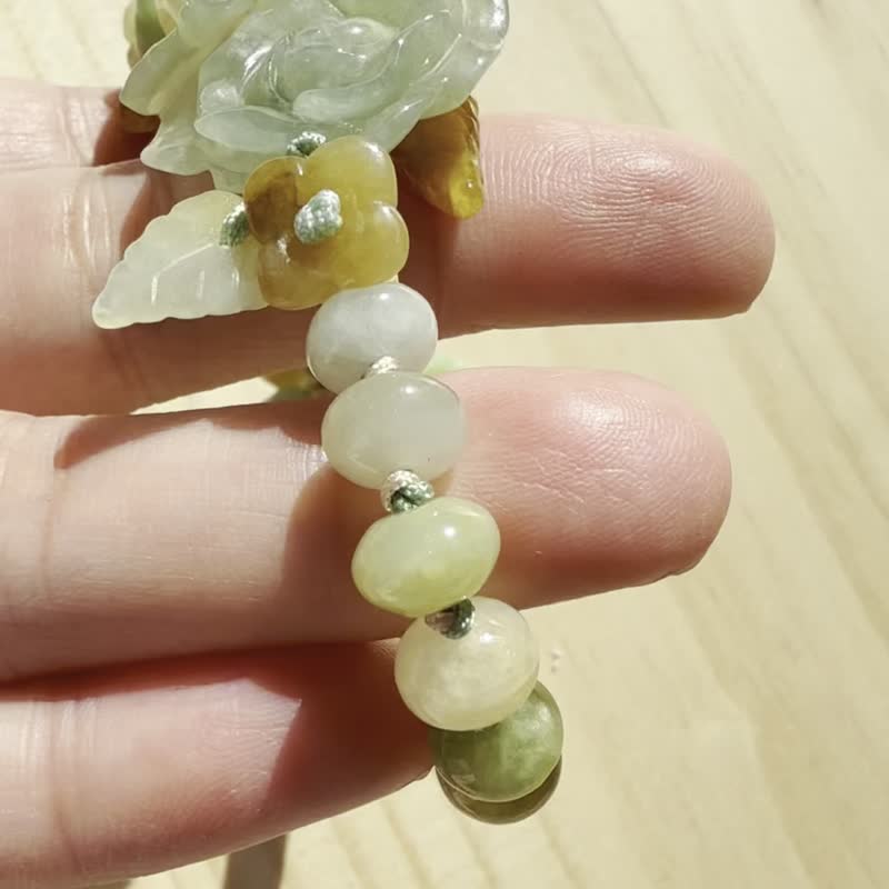 手工編織翡翠手鍊－兔子与玫瑰铃兰 - 手链/手环 - 玉石 绿色