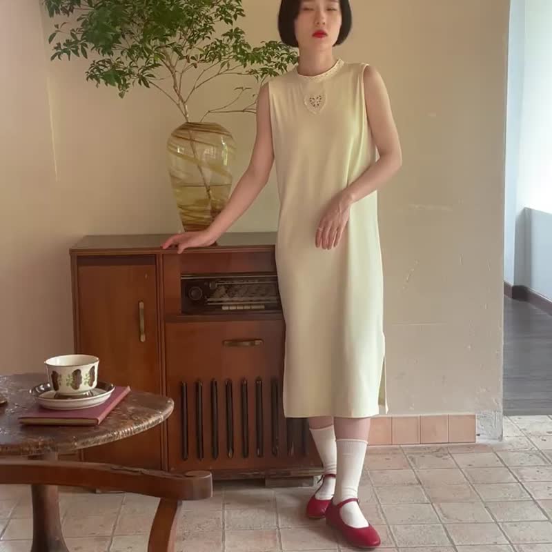 柔光黃色 新中式花邊立領無袖洋裝 垂墜感開衩旗袍連衣裙 - 洋装/连衣裙 - 棉 黄色