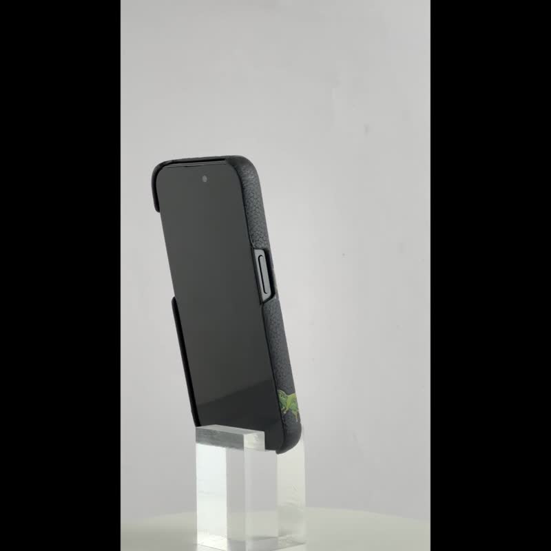 【COACH】iPhone 15系列 /16e 精品真皮手机壳 小恐龙 - 手机壳/手机套 - 真皮 黑色