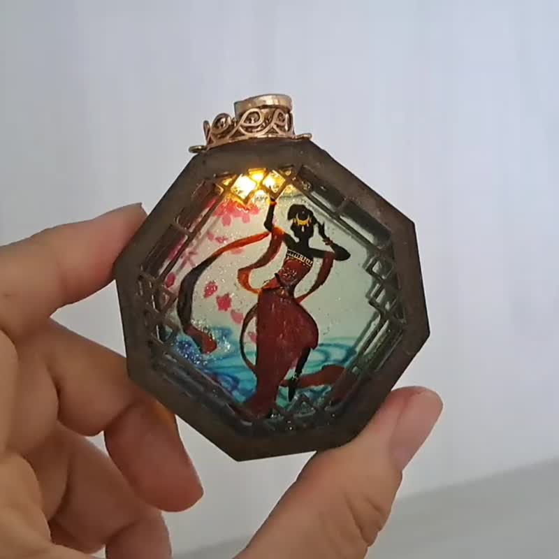 【母亲节礼盒】敦煌飞天~中式流沙花窗 ∕ LED灯 ∕ 吊饰(附礼盒) - 吊饰 - 其他材质 
