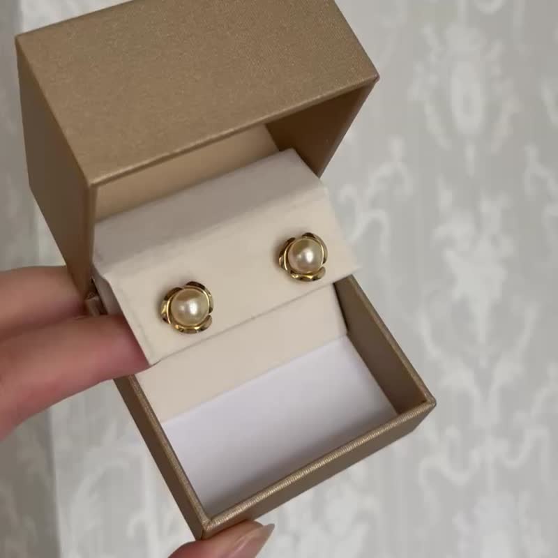日本直送 玫瑰花 7.5mm 无调色羽皇金色 akoya 珍珠耳环 耳钉 18k 金 - 耳环/耳夹 - 珍珠 金色