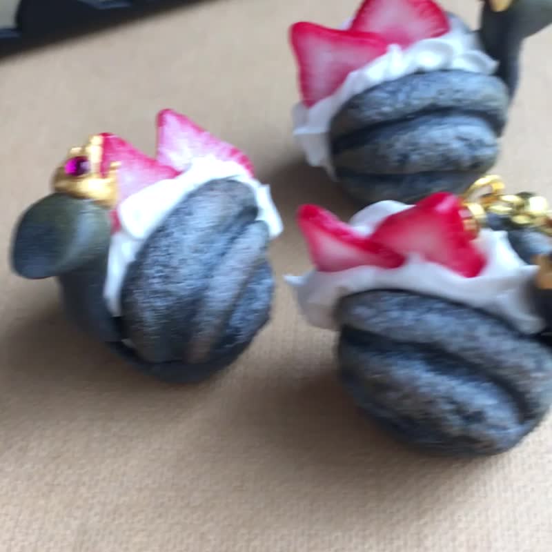 黑天鹅女王泡芙 耳环 单支 单颗 仿真食物 - 耳环/耳夹 - 粘土 黑色