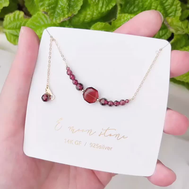 把能量留在身体里 /  轻珠宝酒红石榴石随意形方块 手链水晶 14K - 手链/手环 - 水晶 红色