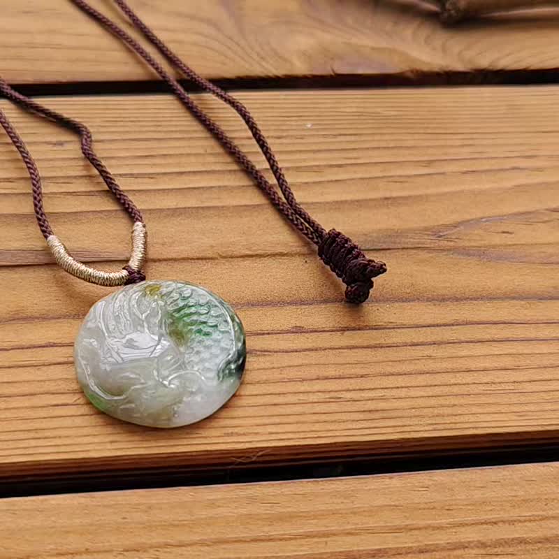 【亲翠】天然翡翠 冰绿飘花带黄可爱小龙牌调整式绳链 生肖 - 项链 - 玉石 多色