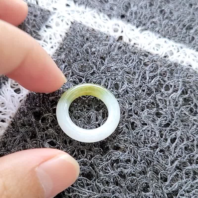 【亲翠】天然翡翠 冰润牛奶茶绿色手指镯4号戒圈 特殊色 - 戒指 - 玉石 多色