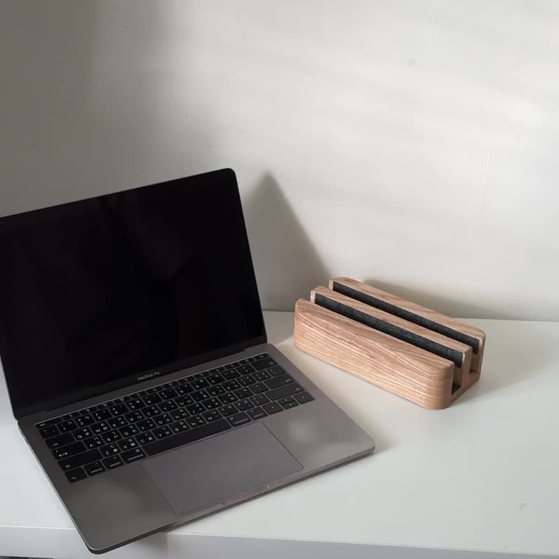 实木双槽笔电立架 平板收纳架 笔电收纳 免费刻字 macbook 定制化 - 电脑配件 - 木头 卡其色