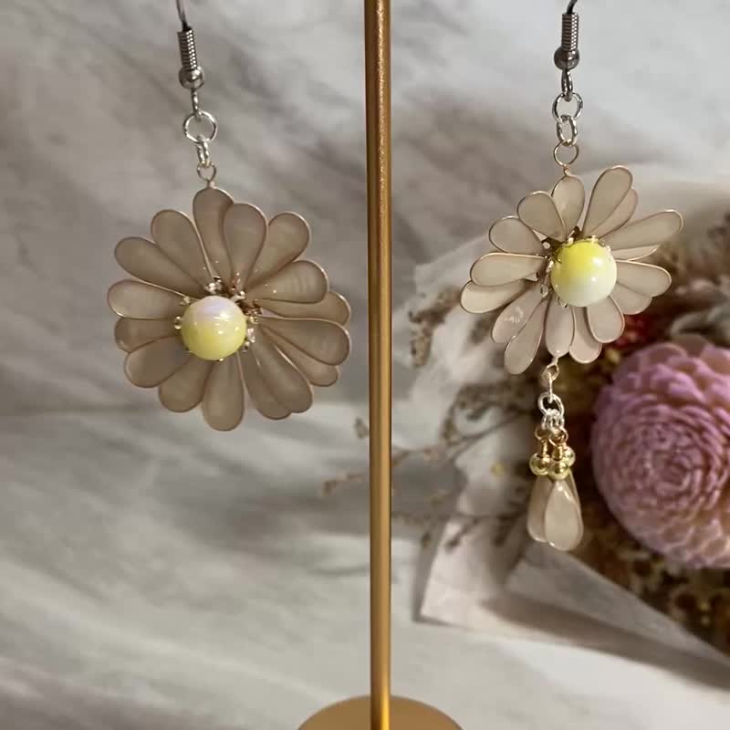 Jocelyn 水晶花饰品-玛格丽特耳环-白/造花液/树脂花/滴胶/耳饰// - 金工/饰品 - 树脂 白色