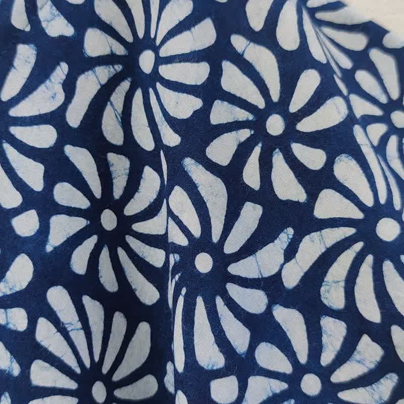 Batik mini -  宽领蜡染螺旋桨花朵迷你连衣裙 - 洋装/连衣裙 - 棉．麻 蓝色