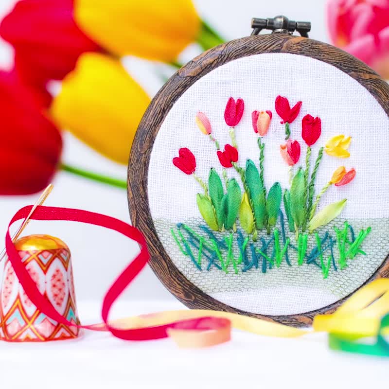 チューリップの花刺繍の製作キット【リボン刺繍はじめませんか】シルクぼかしリボンで簡単に作れるキットです - 编织/刺绣/羊毛毡/裁缝 - 绣线 红色
