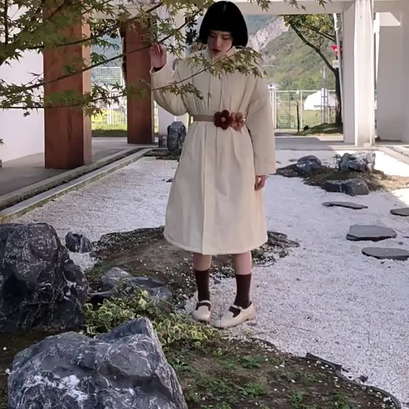 米白色 復古新中式立領秋冬中長款棉服外套 輕盈保暖外套 花花扣 - 女装休闲/机能外套 - 其他人造纤维 白色