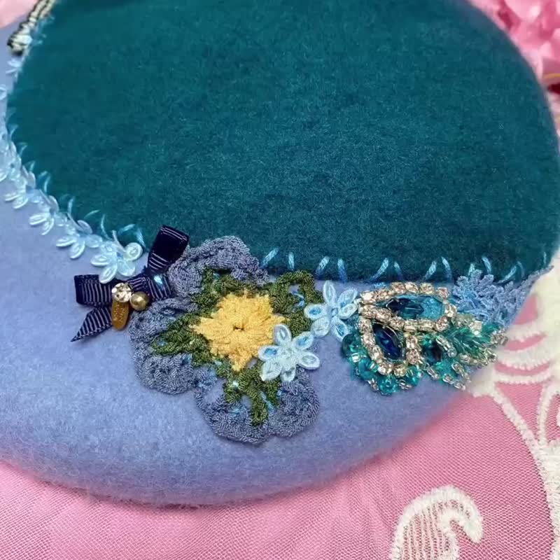 OTT独一无二•Unique 天空蓝湖蓝色刺绣手鈎钉石画家帽贝雷帽 - 帽子 - 羊毛 蓝色